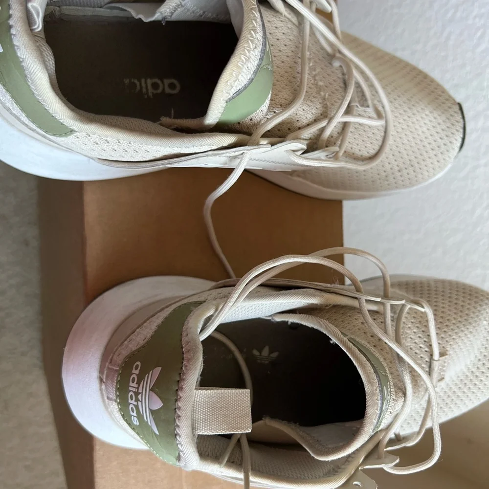 Adidas Sneakers size 9 - Picture 5 of 9